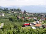 Mit Blick auf den Bodensee und die im Dunst liegenden �sterreichischen Berge wurde vom Hermannsberg bei Lindau-Bodolz am 03.07.2011 EC 195 von Z�rich nach M�nchen fotografiert. Ab und zu ziehen den EuroCity nicht zwei sondern wie zu diesem Zeitpunkt  ...