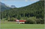 Die RhB Ge 4/4 II 633 erreicht mit ihrem Regionalzug 1952 in K�rze Zernez. Im Hintergrund ist das Gebiet des Schweizerischen Nationalparks zu erkennen.
11.09.2011