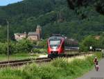 Zwischen Bertradaburg und Radweg f�hrt ein Talent als Regiobalbahn nach K�ln durchs Kylltal auf M�rlenbach zu. Juli 2010