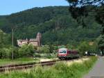 Der Regionalexpress 12 nach Trier passiert bei M�rlenbach die Bertradaburg, die als m�glicher Geburtsort Karls des Gro�en in Frage kommt. Juli 2010