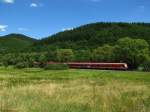 Auf dem Weg von Trier nach K�ln fahren zwei Triebwagen der Baureihe 628 durch die sch�n Eifellandschaft zwischen Usch und Densborn. Juli 2010